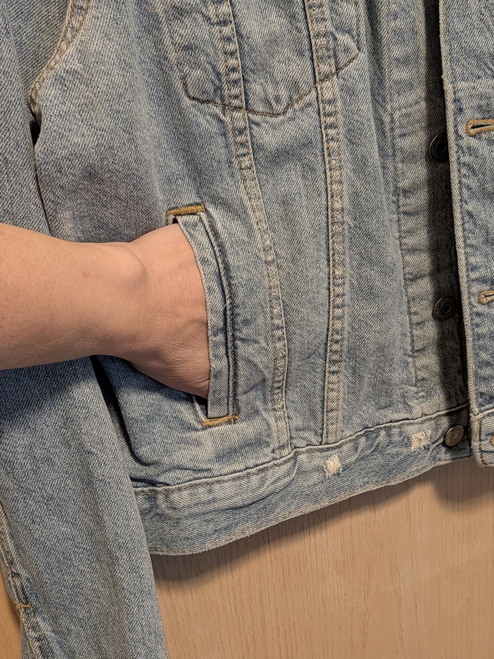 Levi's Women's L Classic Denim Jacket, Distressed - Picture 3 of 15